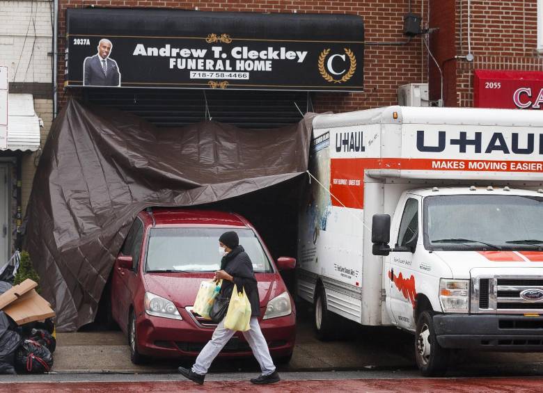 La calle en Brooklyn fue acordonada mientras la policía verificaba el contenido de los camiones. FOTO EFE