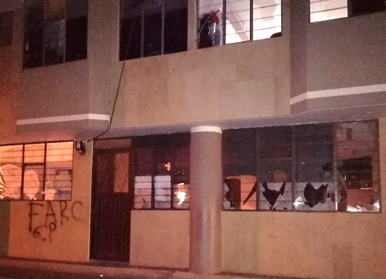 Inconformes con los resultados de las elecciones atacaron el centro hospitalario de Cumbal, Nariño. Foto Colprensa 