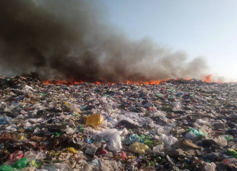 Así fue el incendio en el relleno sanitario Magic Garden, en San Andrés. FOTO: Cortesía Minambiente