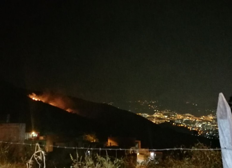 Fuego en el cerro de las Tres Cruces y Rodeo Alto, en Medellín 