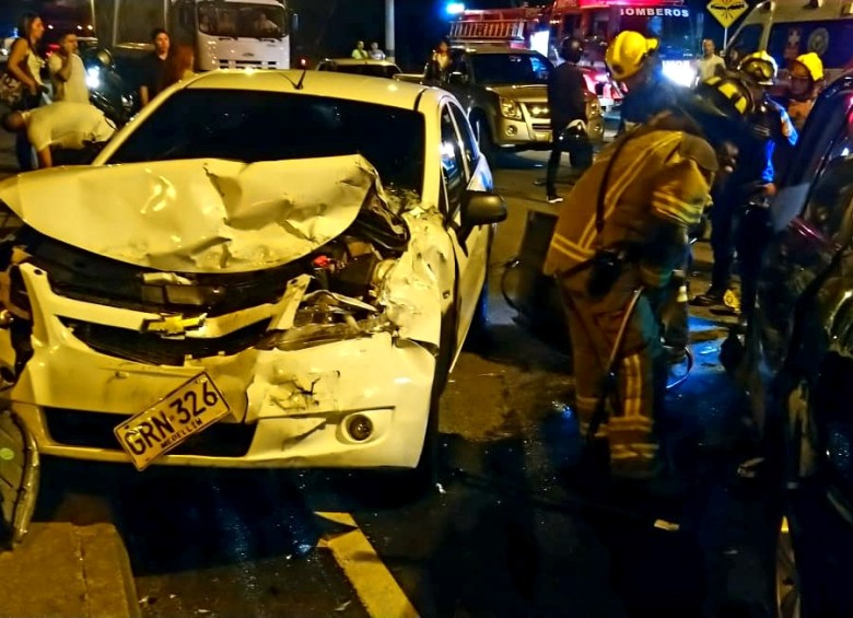 Así quedó el automóvil Chevrolet involucrado en la colisión. FOTO: cortesía Guardianes Antioquia.