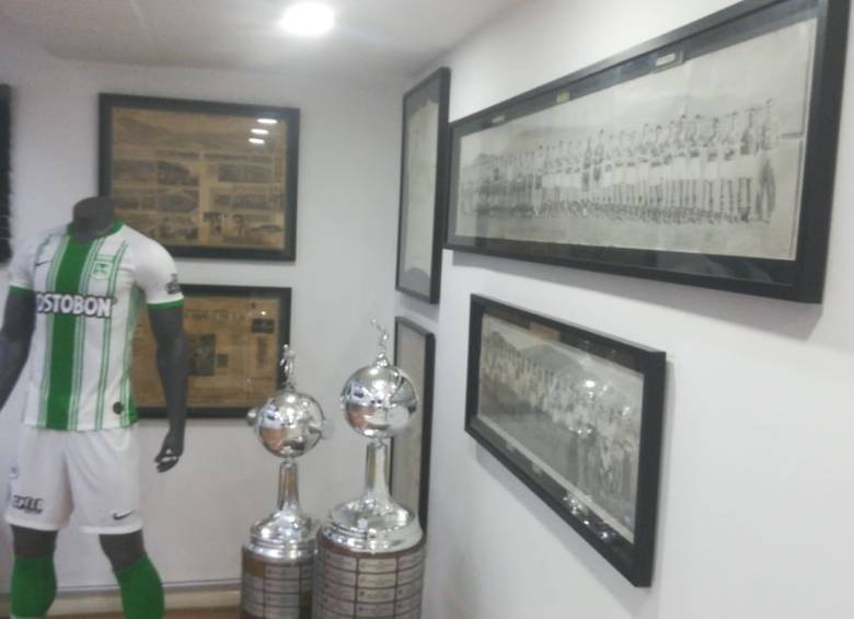En la oficina del actual presidente del club hay un mini museo verdolaga. FOTO cortesía