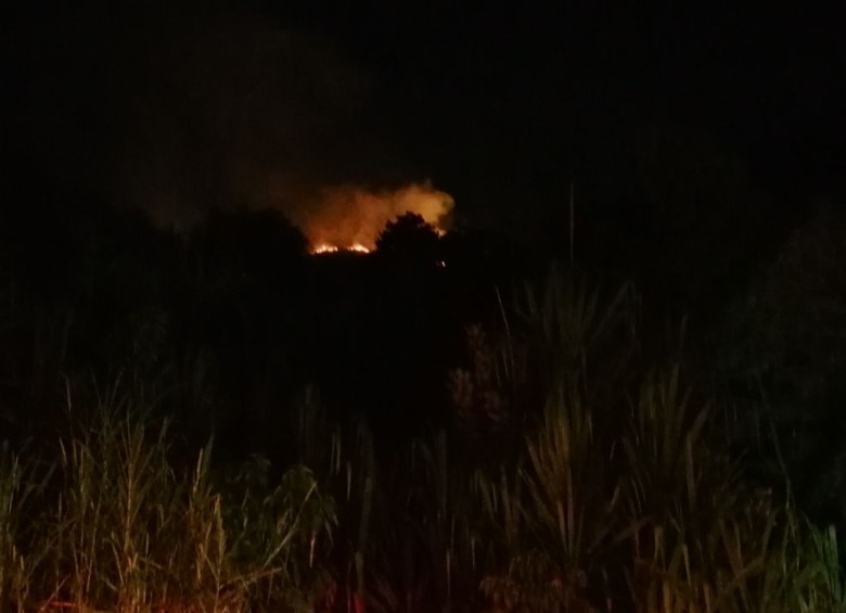 Fuego en el cerro de las Tres Cruces y Rodeo Alto, en Medellín 