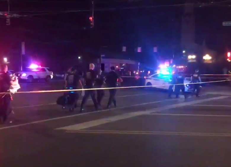 Esta captura de video, tomada de la cuenta de Twitter de Derek Myers, muestra a oficiales de la Policía caminando en el lugar del tiroteo de Dayton, Ohio. FOTO: AFP.