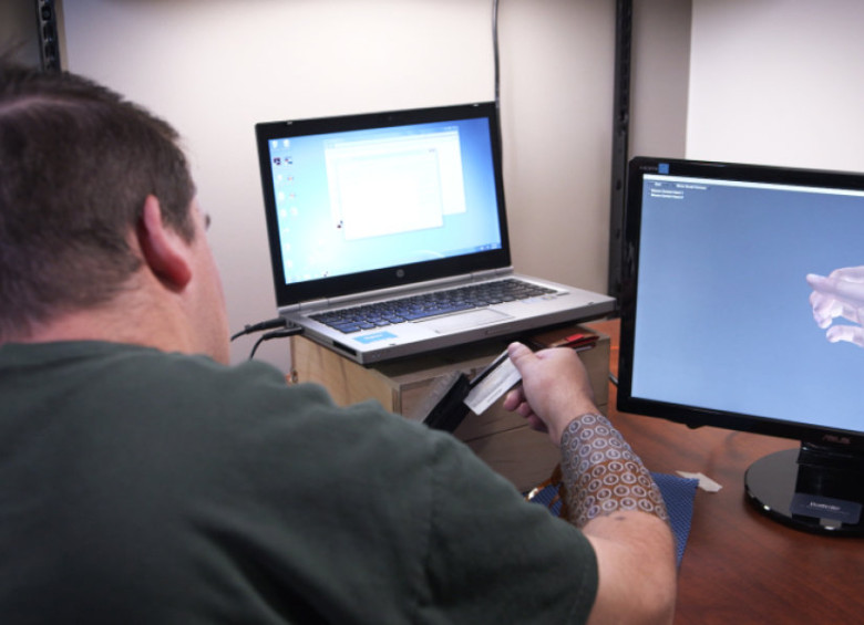 En la foto un paciente que ganó movimiento de sus brazos paralizados mediante un bypass neuronal. Así, pudo manipular una tarjeta de crédito el año pasado. Técnicas en prueba. FOTO OSU