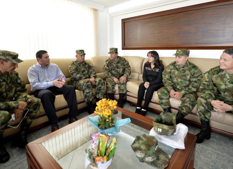 El general Rubén Darío Alzate, la abogada Gloria Urrego y el cabo Rodríguez en entrevista con el ministro Juan Carlos Pinzón. FOTO COLPRENSA