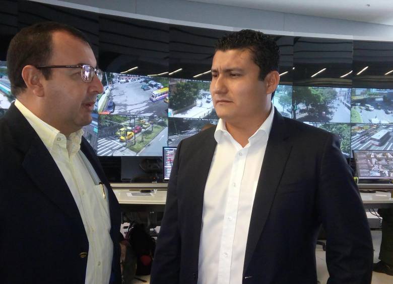 El gerente de la Esú con el Fiscal de Guerrero, Miguel Godínez. FOTO gustavo ospina zapata