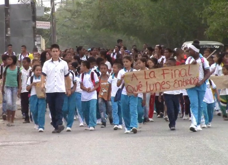 400 estudiantes y 150 padres de familia marcharon para exigir una respuesta por parte de las autoridades. CORTESÍA HORA 13