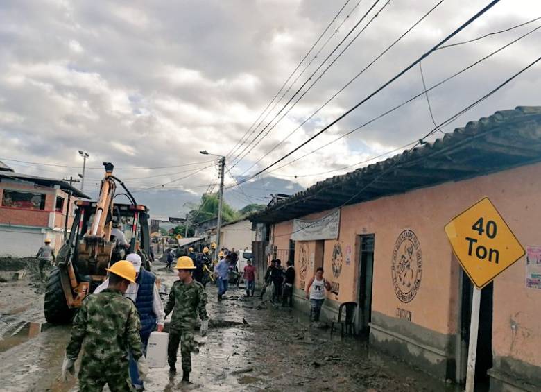 El Ejército Nacional ha apoyado las labores de rescate y ofrecido ayuda a quienes resultaron damnificados. FOTO Gobernación del Cauca