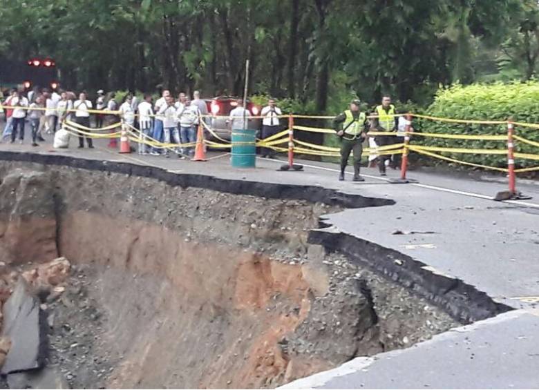 El 1 de mayo de 2018 ocurrió una falla en la carretera que comunica a Medellín y al departamento de Antioquia con la Costa Atlántica (Córdoba, Sucre, Bolívar y cia). FOTO: CORTESÍA GUARDIANES ANTIOQUIA 