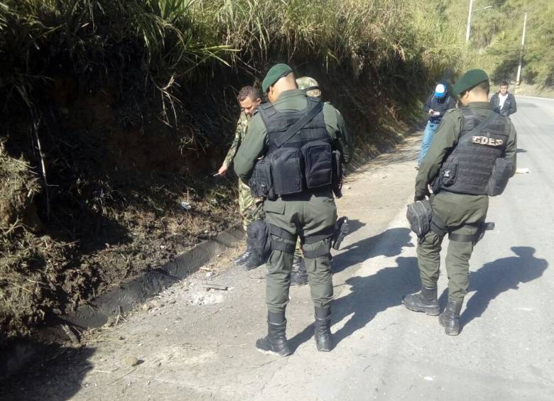 Los artefactos explosivos fueron desactivados de manera controlada en la vía Ocaña - Aguas Claras. FOTO CORTESÍA POLICÍA