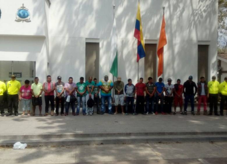 Estas son las personas capturadas y enviadas a la cárcel, por su presunta participación en actividades de “los Urabeños”. FOTO: cortesía Policía de Urabá