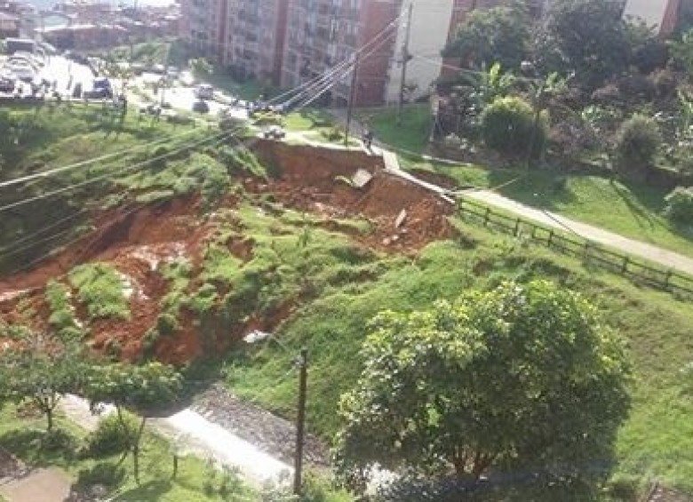 Así se ve uno de los deslizamientos en el sector Santa Rita de San Antonio de Prado. FOTO Cortesía