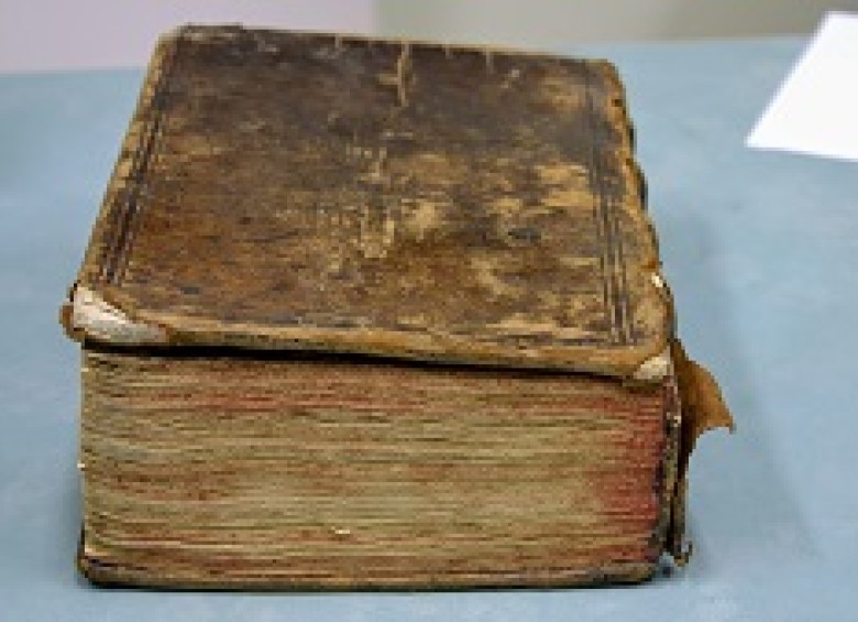 Así luce el libro que tiene más de 350 años. FOTO Cortesía John Stone/Real Colegio de los Escoceses. 
