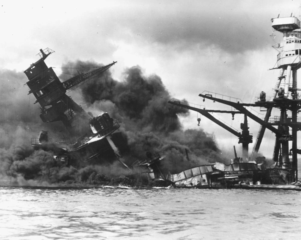 Los generales nipones pensaron erróneamente que destruyendo los viejos acorazados que estaban atracados en Pearl Harbor darían un golpe mortal a la flota estadounidense. FOTO Reuters