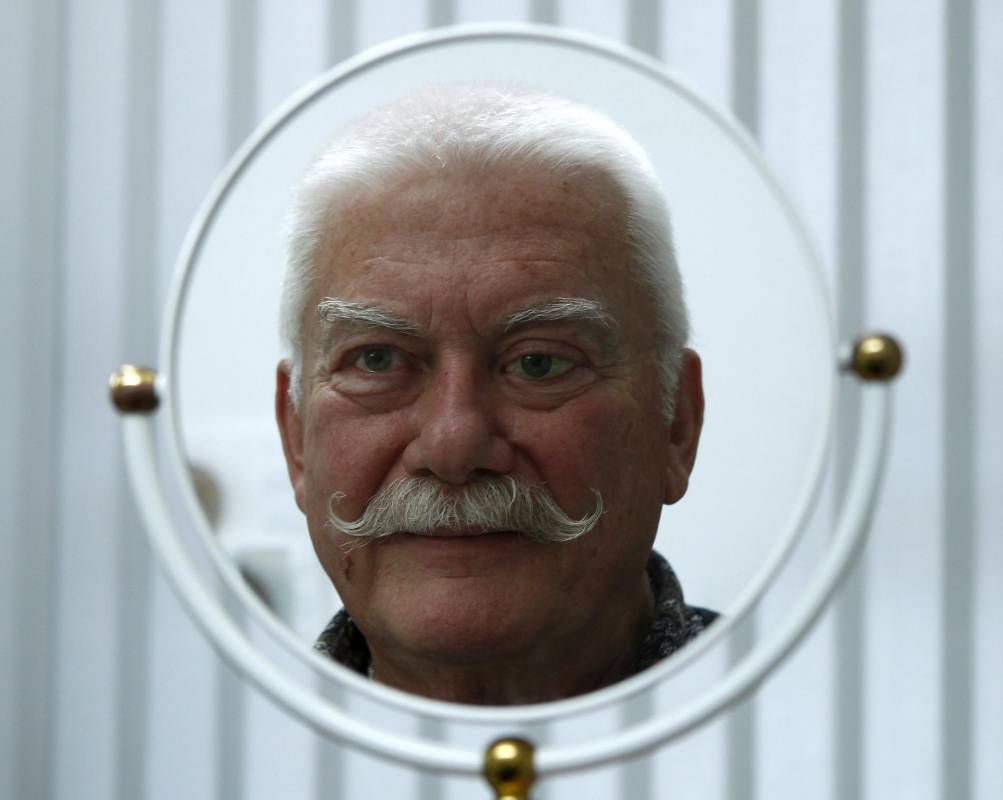 El oculista Gerhard Greiner produce los ojos de vidrio en Munich, Alemania, donde los vende a personas que han perdido la vista por una enfermedad, un trauma o un accidente. Cada ojo de vidrio se tarda una hora en su elaboración y se busca una referencia permanente con el cliente para su color y el dibujo de los vasos sanguíneos. Cada prótesis puede costar 350 euros (1.228.500 pesos) FOTO: MICHAELA REHLE, REUTERS