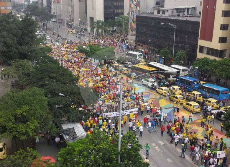Personas iniciaron la marcha del No+ a las 9:50 de la mañana de este sábado en el Teatro Pablo Tobón Uribe. FOTO ALEX HEREIRA