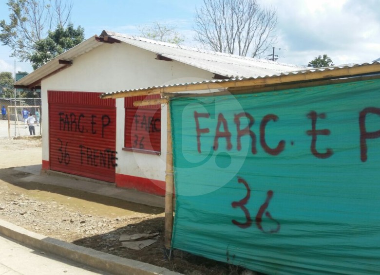 Algunas casas de la vereda Palo Blanco de Ituango fueron pintadas por los supuestos guerrilleros disidentes. FOTO CORTESÍA