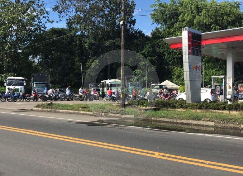 Motos y carros hacen fila en las estaciones de gasolina para abastecerse de combustible. FOTO VALENTINA HERRERA