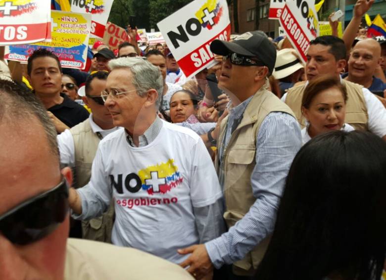El expresidente Álvaro Uribe Vélez se hizo presente en la marcha que inició en el Teatro Pablo Tobón en Medellín. FOTO Juan Sebastián Carvajal
