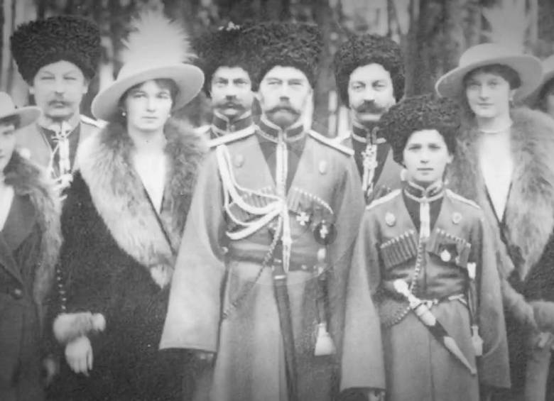 Nicolás II, apodado “El Sanguinario”, rodeado de algunos parientes. FOTO Archivo El Colombiano