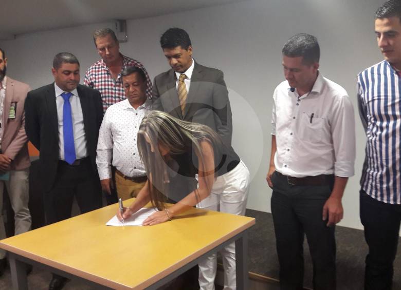 Momento en que los alcaldes firman el acta de intención de conformación de las dos nuevas provincias en el Suroeste. Foto Carlos Mario Gómez 