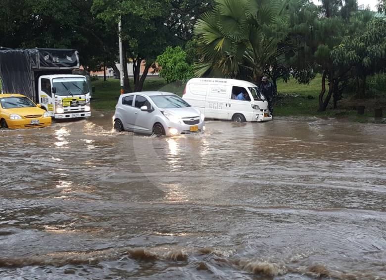 El aguacero de este sábado inundó varias calles y casas. FOTO Sebastián Carvajal
