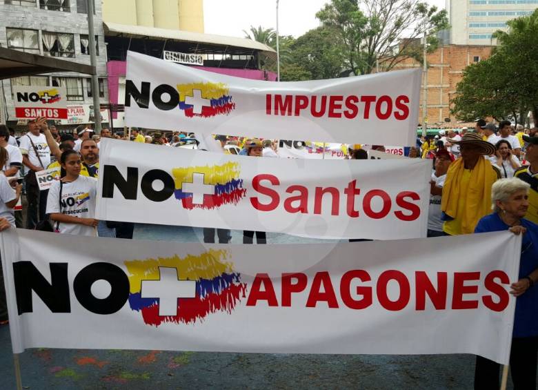 La marcha inició a las 9:50 de la mañana desde el Teatro Pablo Tobón Uribe y finalice en el Parque de Las Luces. FOTO JULIO CESAR HERRERA