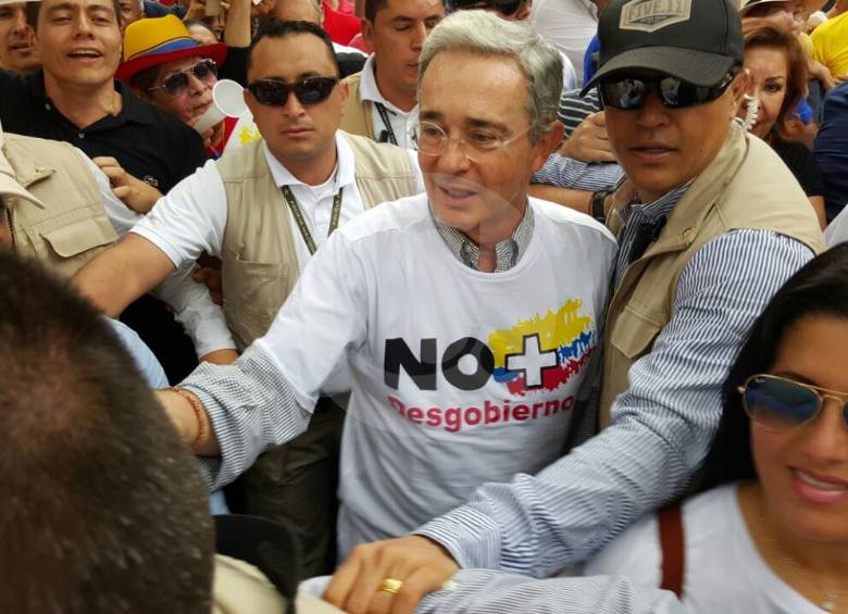 El expresidente Álvaro Uribe Vélez se hizo presente en la marcha que inició en el Teatro Pablo Tobón en Medellín. FOTO Juan Sebastián Carvajal