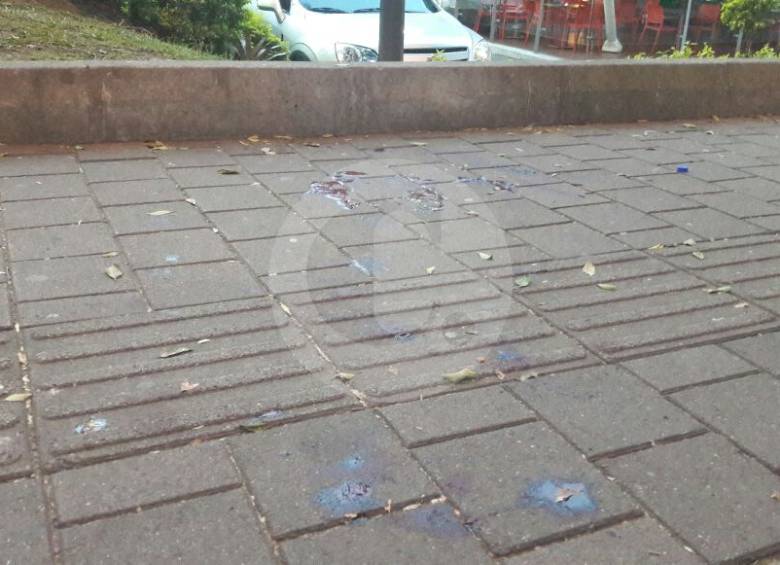 Así quedó la acera donde el ciudadano norteamericano fue herido con arma de fuego. Foto cortesía