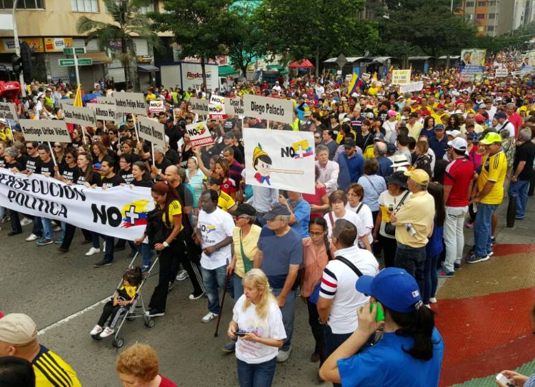 Personas iniciaron la marcha del No+ a las 9:50 de la mañana de este sábado en el Teatro Pablo Tobón Uribe. FOTO Juan Sebastián Carvajal