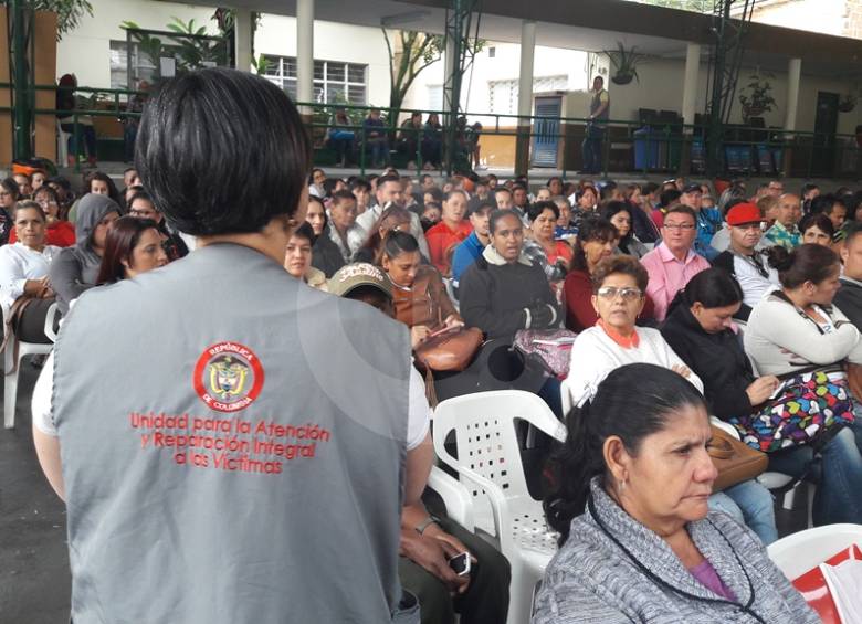 Un total de 623 nuevas víctimas del conflicto en Antioquia recibieron indemnizaciones ayer en Medellín, en el Punto de Atención del barrio Belencito. Foto Cortesía