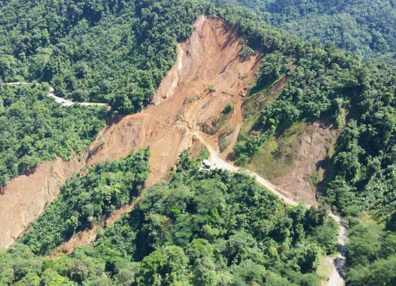 El próximo 16 de julio el director de Invías, Carlos García, volverá a Quibdó para revisar nuevamente los avances de las obras en este departamento. Frente al derrumbe en el sector de El Veinte, el contratista tiene un mes para reabrir el paso. FOTO cortesía invías