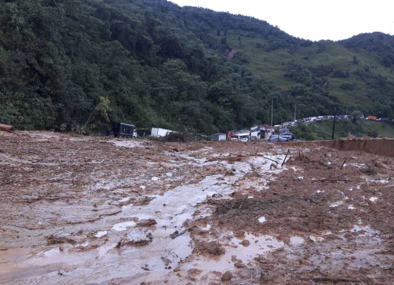 Así lucía el derrumbe en el sector de Ventanas en la mañana de ayer. Hasta el Ejército hizo presencia en la zona para ayudar a remover la tierra y piedras, y dar paso provisional. FOTO cortesía