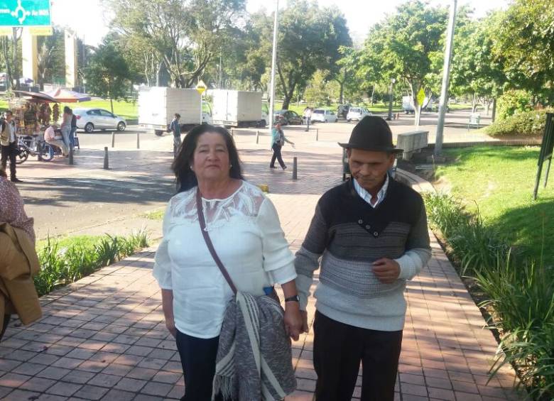 Nelson en compañía de su esposa en Bogotá, durante el viaje para recibir la distinción como el mejor reciclador del país. FOTO CORTESÍA CORNARE