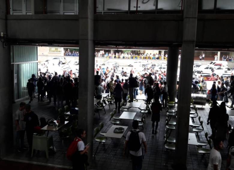 Los estudiantes se concentraron dentro del campus. FOTO CORTESÍA 