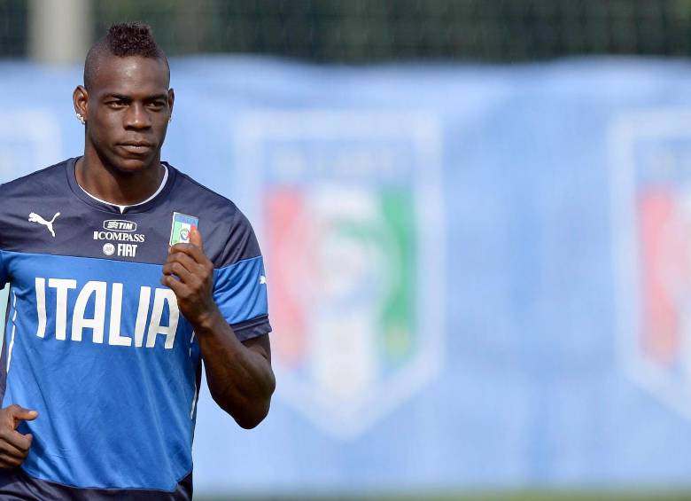 Mario Balotelli estuvo involucrado en una pelea en el exterior de una discoteca en Italia. FOTO EFE