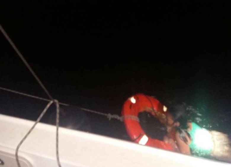 La mujer fue rescatada el sábado en la noche por la Armada. FOTO: Armada Nacional