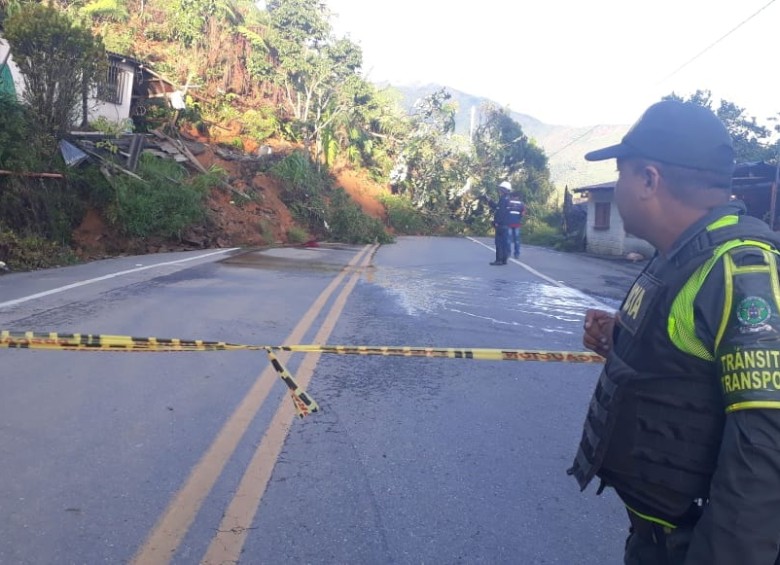 Derrumbe afecta el kilómetro 62 de la vía Medellín - Costa Atlántica, cerca al municipio de Valdivia. FOTO CORTESÍA POLICÍA DE CARRETERAS ANTIOQUIA