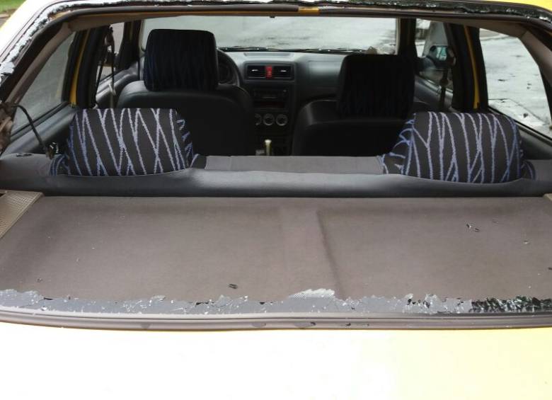 Así quedó el vidrio trasero del taxi de Guillermo Arbeláez. FOTO CORTESÍA