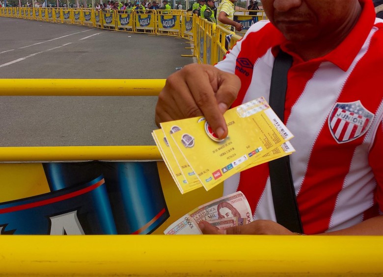 En anhelo de conseguir una boleta para ver a Colombia en Barranquilla ocasionó varios desmanes y filas de gente que se apostaba afuera de las taquillas con días de antelación. FOTO colprensa