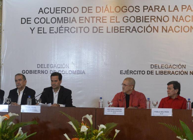 Frank Pearl delegado por el Gobierno, Pablo Beltrán y Antonio García, jefe negociador por la guerrilla del Eln acordaron el inicio de la mesa de diálogos. FOTO AFP
