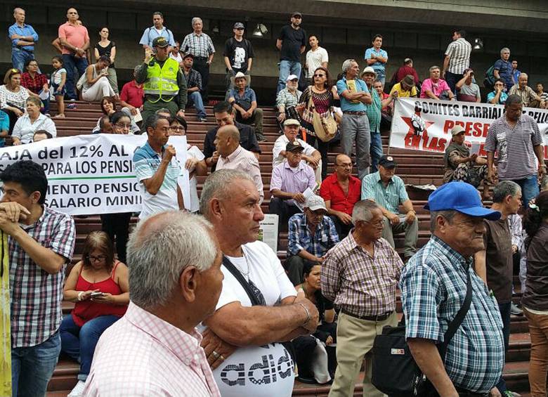 Cerca de 800 jubilados se concentraron ayer en el Parque de Berrío y luego marcharon por calles céntricas de Medellín. Reclamaron al presidente Santos que cumpla su promesa. FOTO cortesía CGT 
