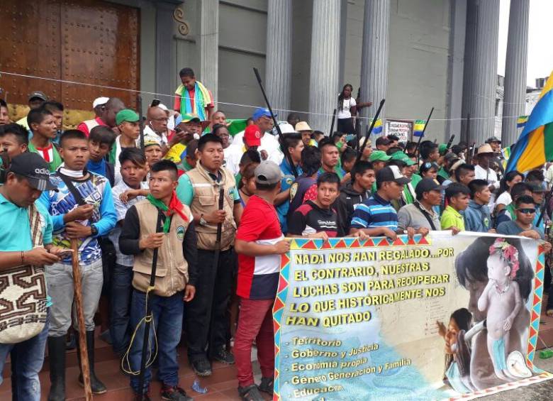 Indígenas de varias etniasestuvieron en el centro Quibdó para apoyar una nueva marcha del paro cívico, que completa 13 días en la capital chocoana. Foto: Comité Paro Cívico de Quibdó 