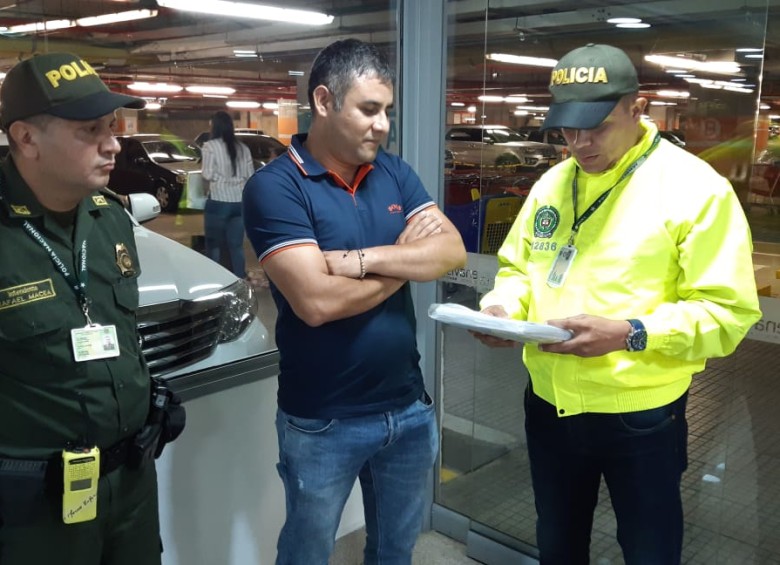 Este es el momento de la captura de alias “Cuarentano” en un centro comercial de Montería. Cuando fue abordado por miembros de la Policía se negó a dar sus datos personales. FOTO cortesía