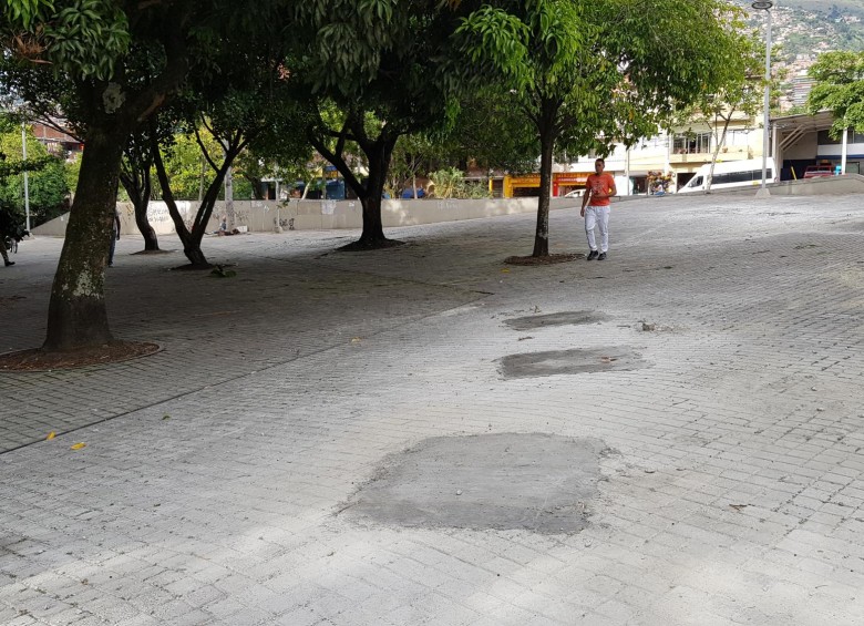 Huellas de los lugares donde se encontrabanlos pedestales que sostenían los bustos de las mujeres. FOTO: CORTESÍA