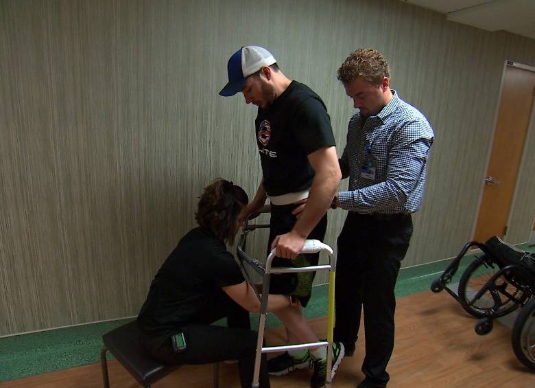 Parapléjico logra caminar bajo estimulación eléctrica