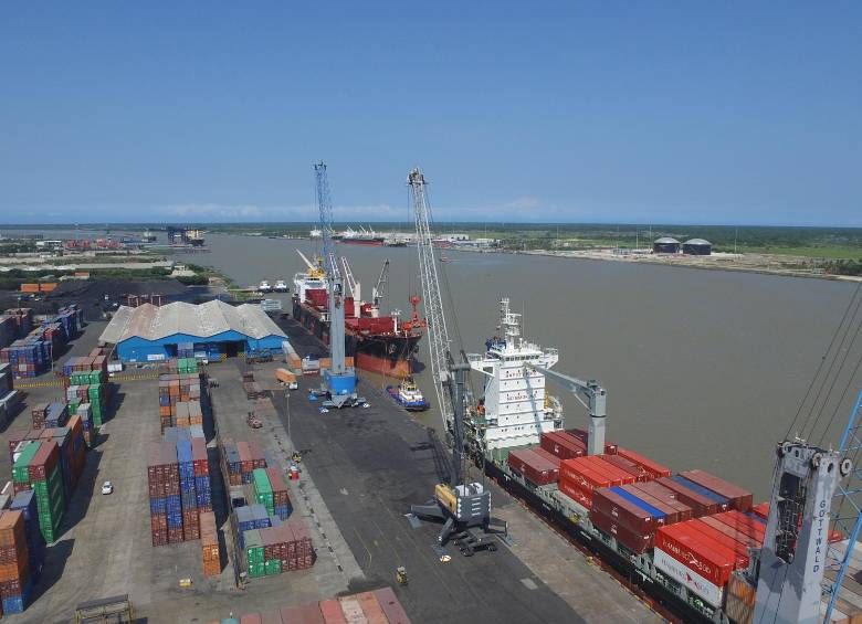 La constructora Odebrecht, que es la principal accionaria del consorcio Navelena, cederá su participación en el proyecto que busca mejorar la navegabilidad del río Magdalena. FOTO COLPRENSA