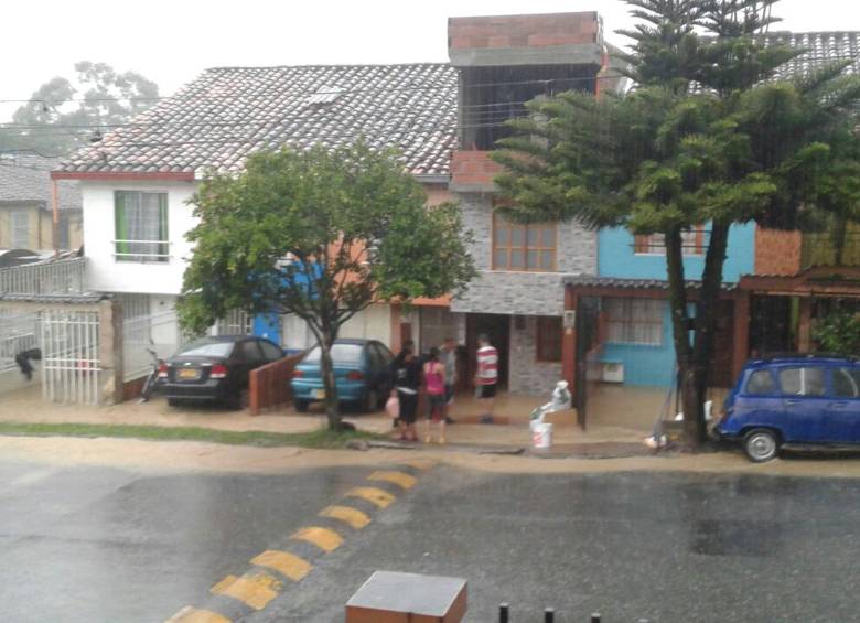En la calle 40 con carrera 21 se inundaron cinco casas. Foto Cortesía