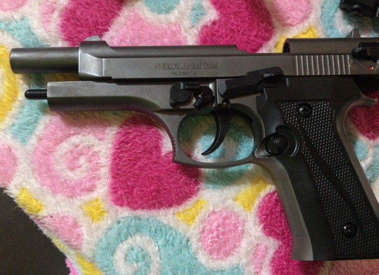 A alias “Piolo” se le encontró 1 pistola calibre 9 mm, 2 proveedores con municipio calibre 9 mm, 1 pistola de fogueo y 1 fusil de fogueo. Foto: Cortesía Policía. 